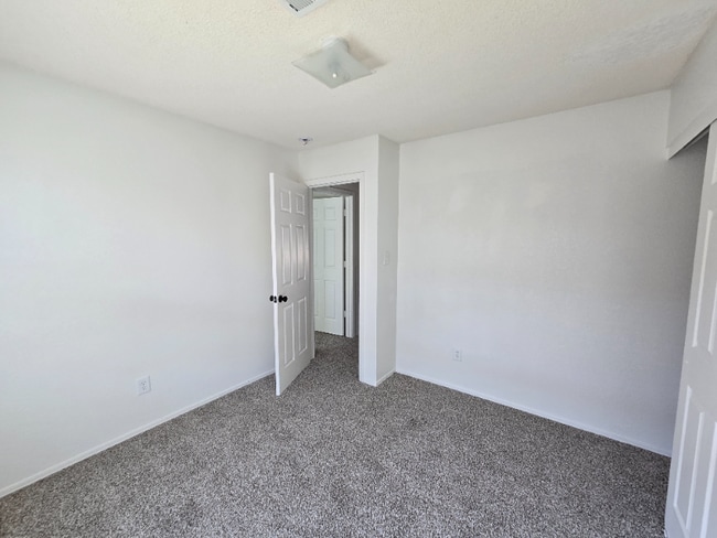 Building Photo - 953 S 47th Dr