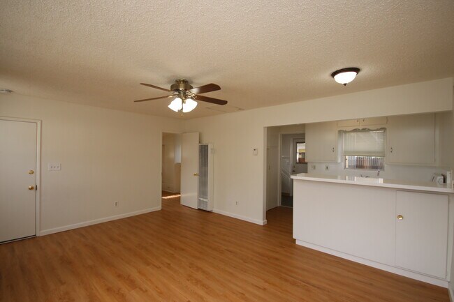 Building Photo - 319 Violet Ave