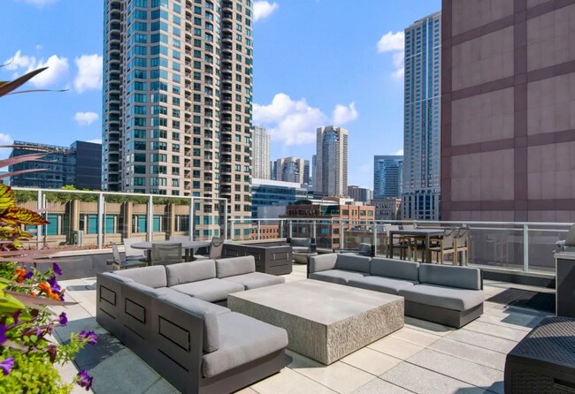 Photo - 439 N Wells St Apartments