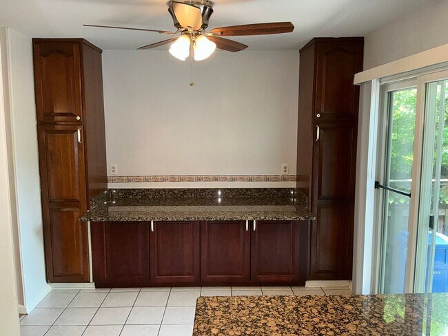 Foto del edificio - Very well maintained 3BR 3.5BA 3 level Colonial Townhome with fully fenced yard