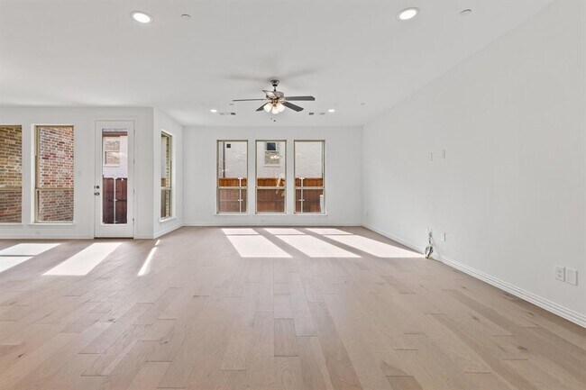 Building Photo - 621 Somerset Dr