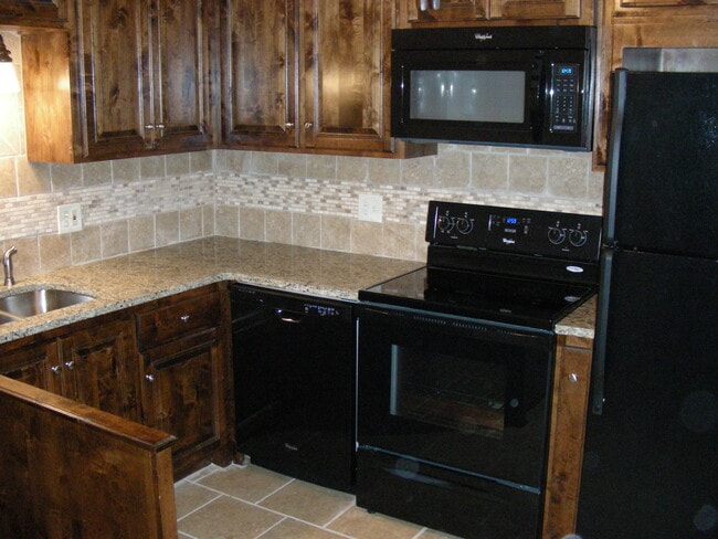 Building Photo - 3220 Cardinal Dr