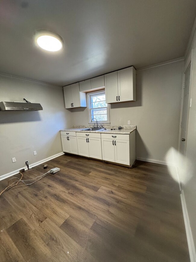 Building Photo - Newly updated 2 bed 1 bath