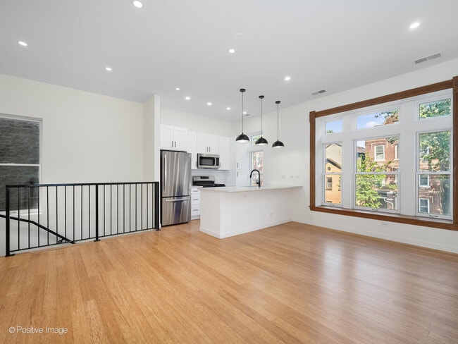 Building Photo - 842 N Wolcott Ave