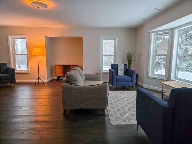 Foto del edificio - 8301 Lawndale Ln N