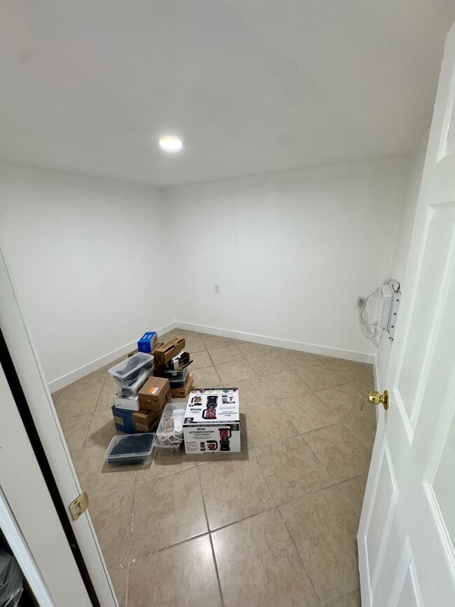 Building Photo - 1721 Manor Dr