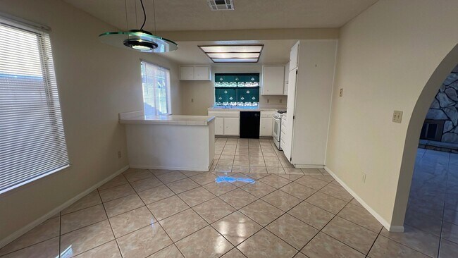 Building Photo - East Lancaster Home