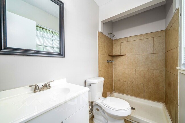 Foto del edificio - 1652 Roberta Ln