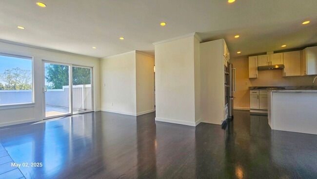 Building Photo - 3 Bed, 2 Bath Apartment in Prime Roosevelt...