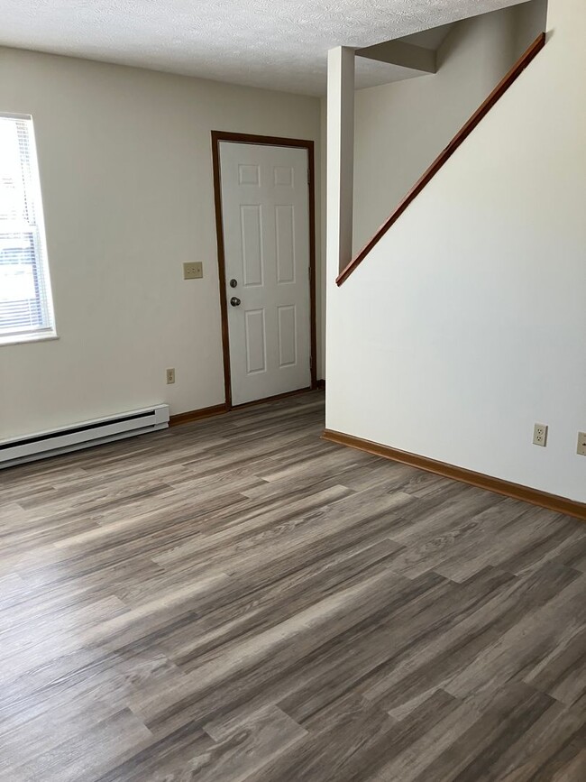 Building Photo - Troy Crossing - 2 Bedroom & 1.5 Bath Townh...