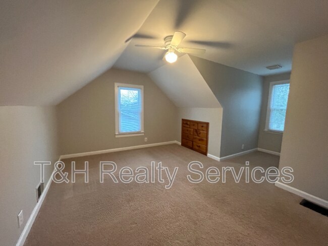 Foto del edificio - 2121 Gerrard Ave
