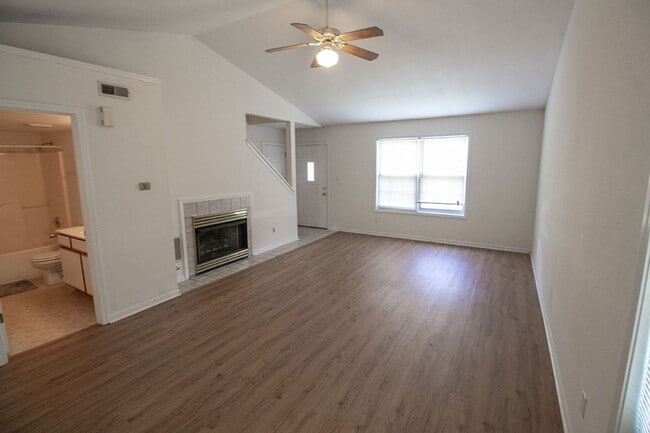 Foto del edificio - 5200-5202 Tessa Way