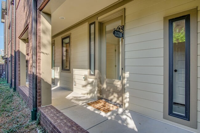 Building Photo - Beautifully appointed 3-bedroom furnished townhome in sought-after Hillsboro Village!