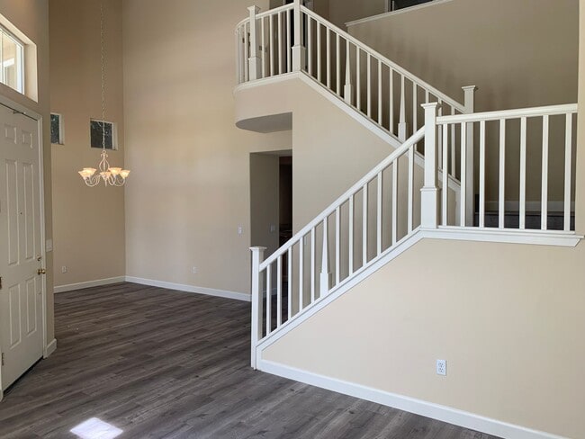 Building Photo - Beautiful 2 Story 4 Bedroom 3.0 Bath Home ...