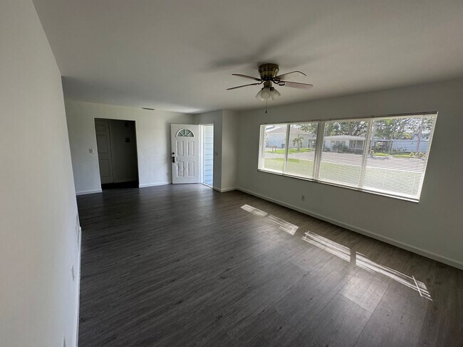 Building Photo - 3 Bed, 2 Bath Spacious Single Family Home ...