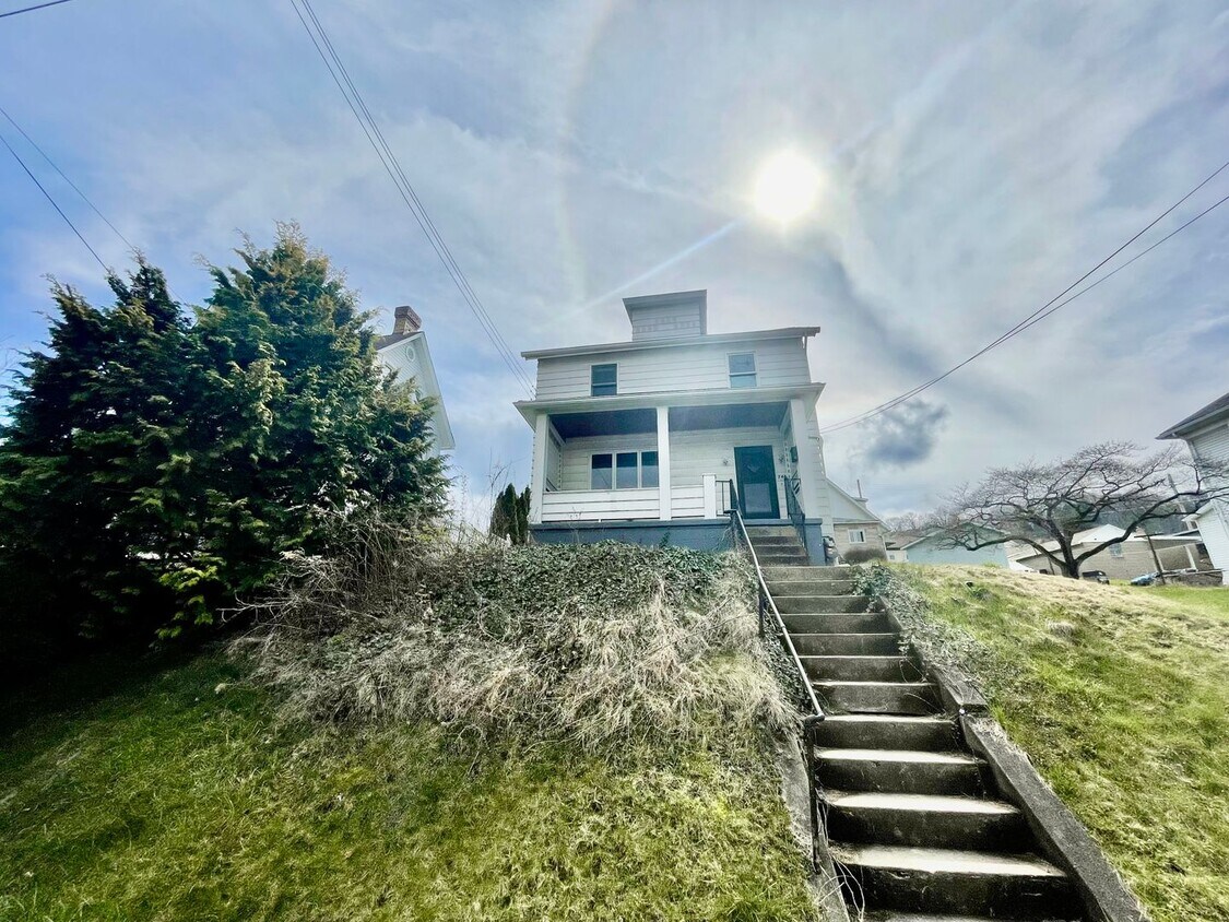 Foto principal - Coraopolis 3 Bedroom, 2 Bath House with De...