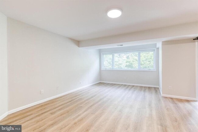 Building Photo - Welcome to contemporary luxury living in this beautifully renovated 2bd 2.5bth penthouse condo