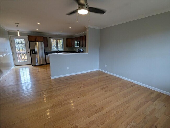 Building Photo - 47 King Phillip St