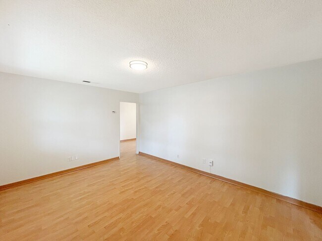 Building Photo - Charming & Spacious 3B/2BA House in Santee...