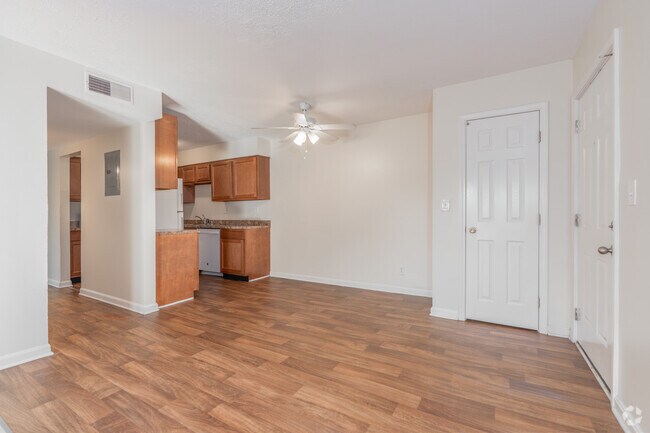 2 habitaciones, 1 baño - 900 pies cuadrados - Comedor - Auburndale Apartments