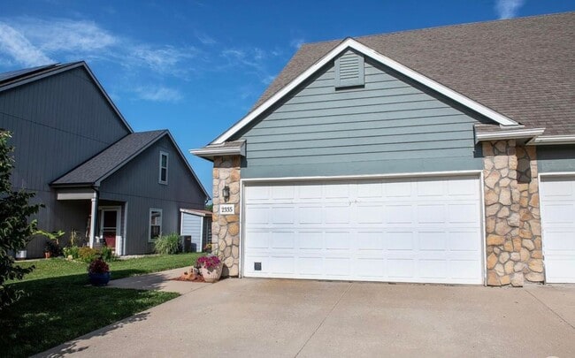 Building Photo - 2335 Surrey Dr