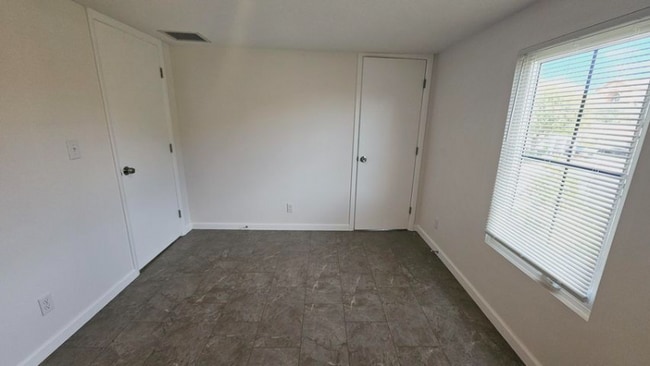 Building Photo - 914 10th St