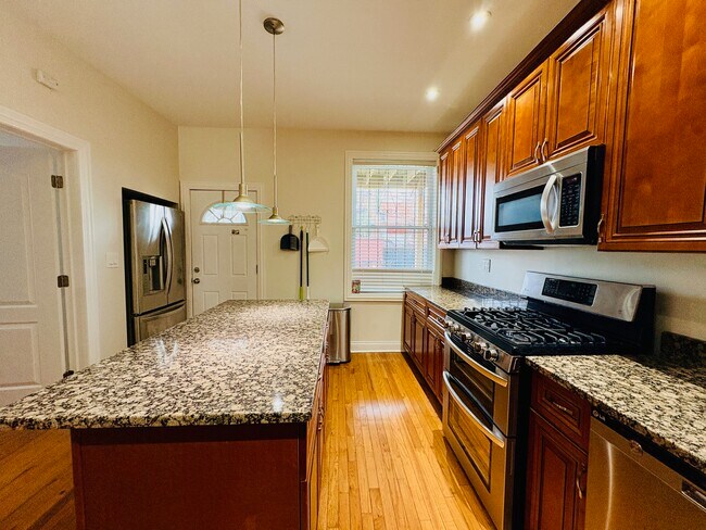 Foto del edificio - 3236 W Augusta Blvd