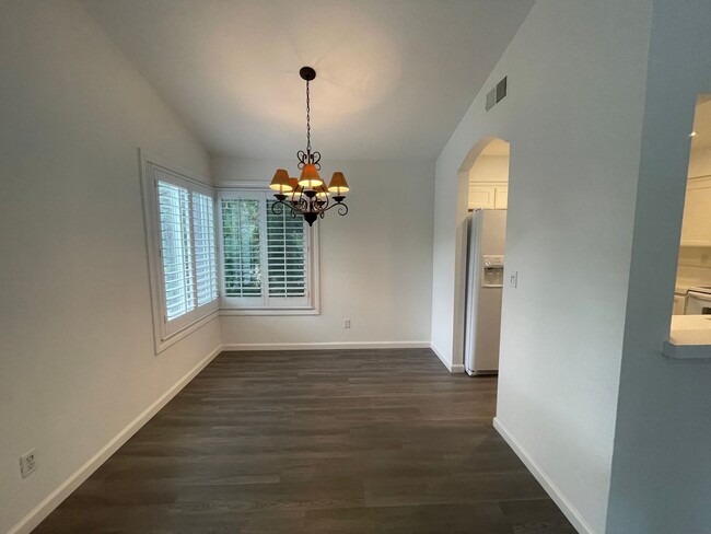 Foto del edificio - Spacious Remodeled Condo in desireable Com...