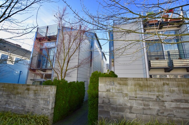 Building Photo - Gorgeous Capitol Hill 1 Bedroom