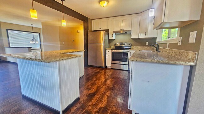 Foto del edificio - 3 Bed, 2 Bath 2 Story Home in Sought After...