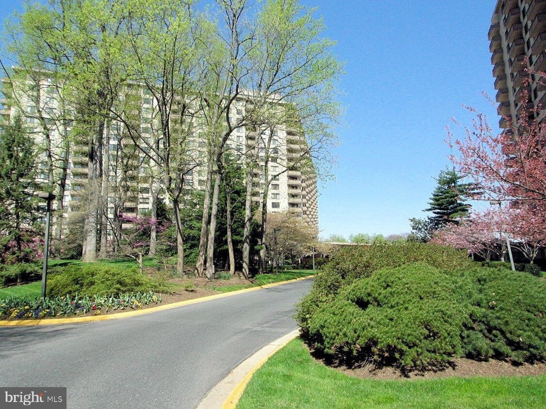 5225 Pooks Hill Rd Unit 1128N, Bethesda, MD 20814 Room for Rent in