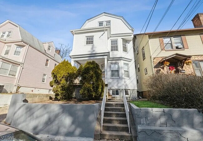 Building Photo - 17 Kenmore Ave