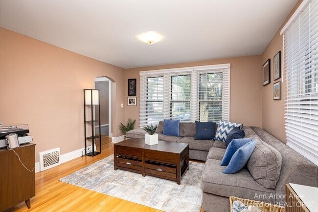 Living room - 413 5th St