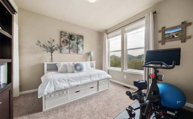 Building Photo - Tehaleh Welcomes You Home to This 5 Bed Be...