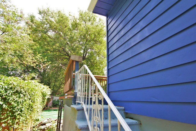 Building Photo - 208 Thorne St