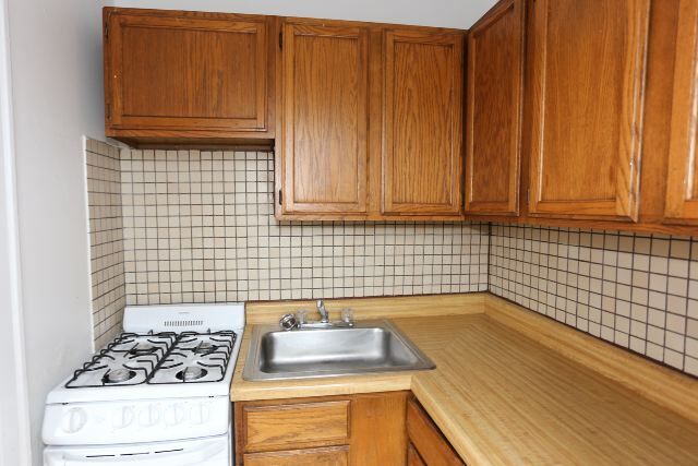 Building Photo - 714 W Belmont Ave