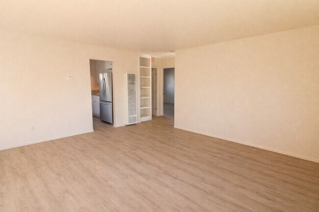 Foto del edificio - Recently Renovated, Single-Level 2-Bedroom Apartment with Small Fenced Yard.