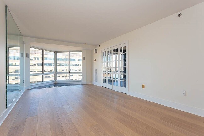 Foto del edificio - 75-83-83 Cambridge Pkwy