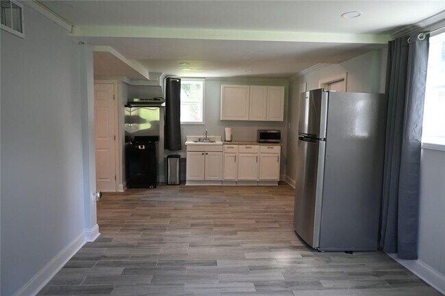 Building Photo - 994 Overbrook Cir
