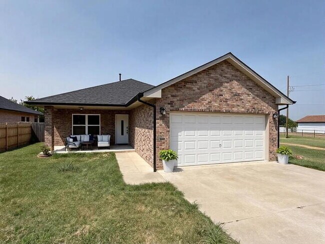 Foto del edificio - 3 Bed 2 Bath in NW OKC