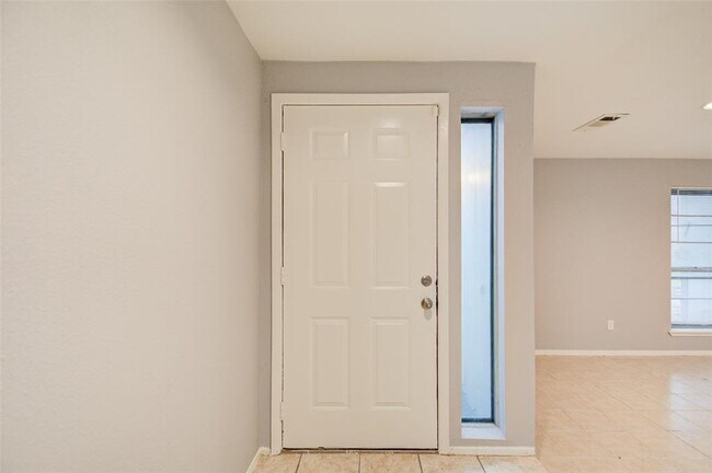 Foto del edificio - 5869 Village Forest Ct
