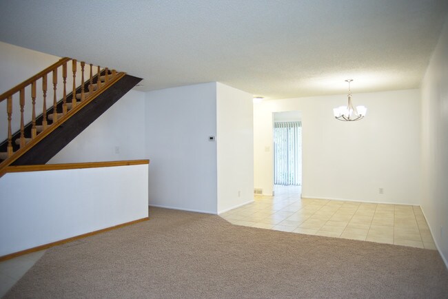 Living room / dining area - 4386 W Pondview Dr