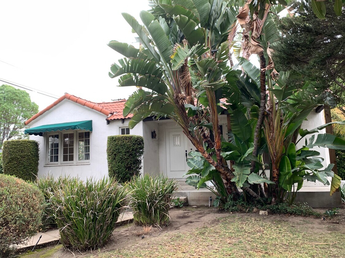 1 - 1304 S Bundy Dr