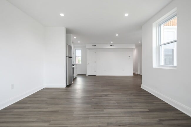 Foto del edificio - Recently Renovated 2 Bedroom Apartment Ava...