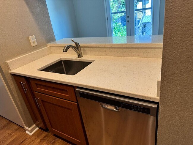 Foto del edificio - 1/1 Condo Walking Distance to UT