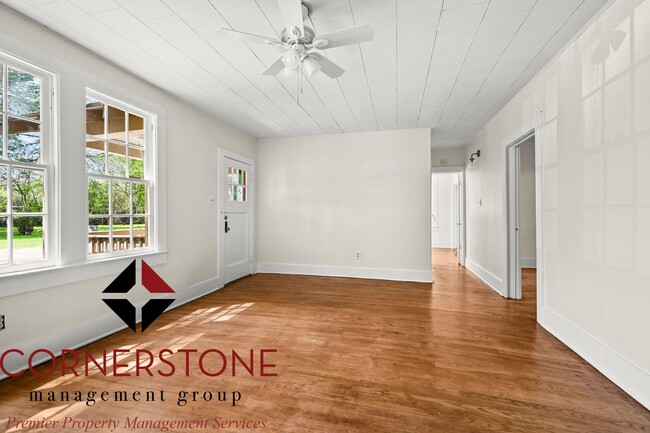Interior Photo - 3243/3245 Ivanhoe Street