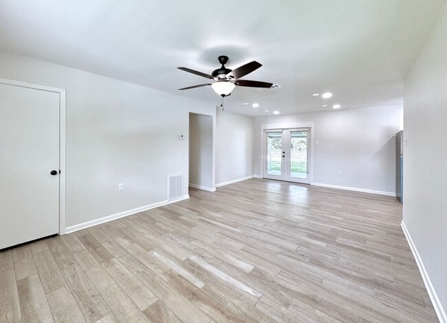 Building Photo - Beautifully Remodeled 3BR/2BA Pet-Friendly...