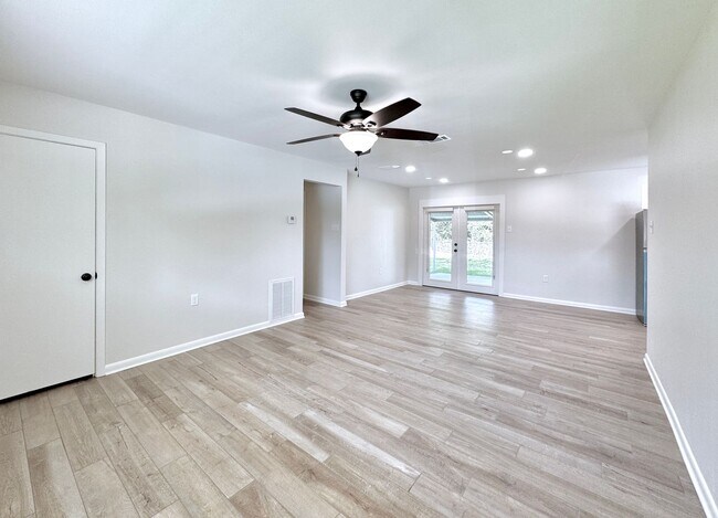 Foto del edificio - Beautifully Remodeled 3BR/2BA Pet-Friendly...