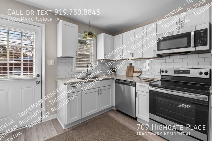 Primary Photo - Fully Renovated 2 BR Flat w/ Front & Back ...