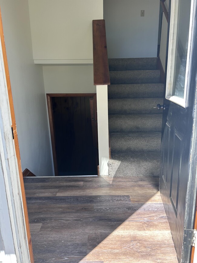 Building Photo - 607 S Rainbow Dr